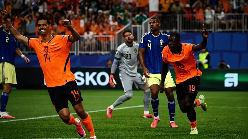 Holanda amplia contra Suécia — Foto: Reuters
