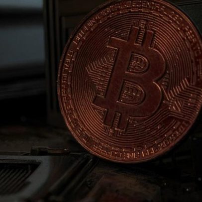 Bitcoin cai para US$ 61 mil com ataques no Oriente Médio e inflação nos EUA