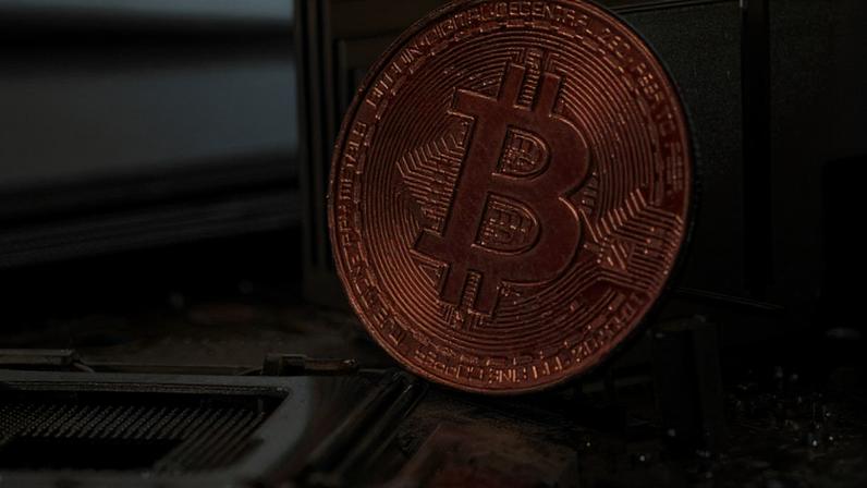 Imagem da matéria: Bitcoin hoje: BTC cai para US$ 61 mil com ataques no Oriente Médio e expectativa por inflação nos EUA