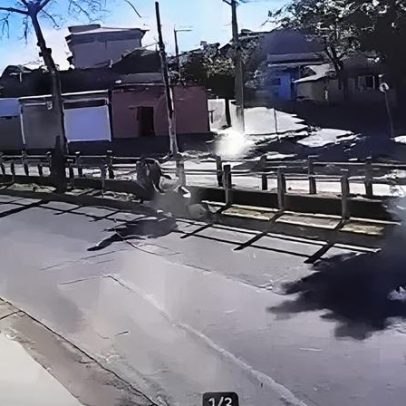 Vídeo mostra homem sendo arremessado de meio-fio para córrego em MG