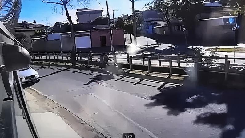 Vídeo registrou momento em que homem perdeu o controle do veículo, bateu contra o meio-fio e foi arremessado para dentro do córrego