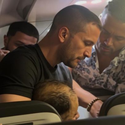 Homem tenta abrir porta de avião durante voo e é contido