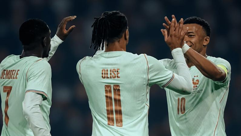 Olise e Mbappé comemoram gol em amistoso diante da Irlanda do Norte