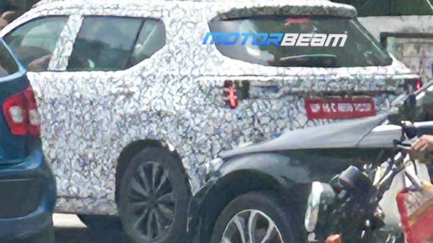 Novo Honda WR-V roda camuflado na Índia — Foto: Reprodução/MotorBeam