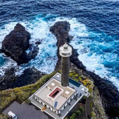 Farol nas Canárias vira hotel de luxo com interiores surpreendentes
