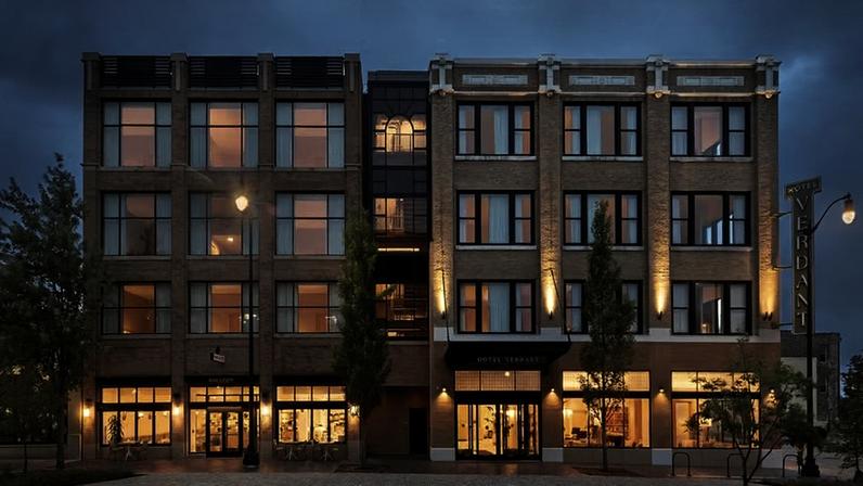 O Hotel Verdant em Racine, Wisconsin, EUA, foi inaugurado em 2023, com projeto que preservou a fachada e os tijolos de 1925