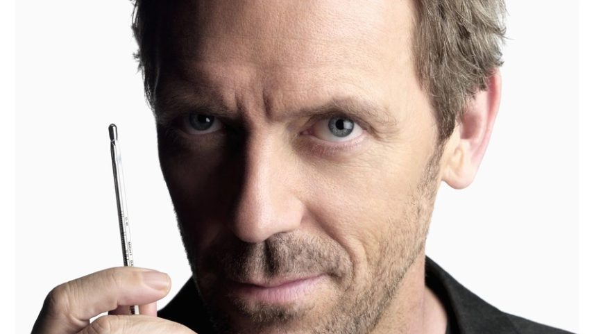 Hugh Laurie com um termômetro na mão na série Dr. House