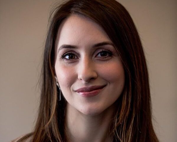 Rhaenyra (Emma D'Arcy) enfrenta novos desafios em sua busca pelo Trono de Ferro em 'A Casa do Dragão'