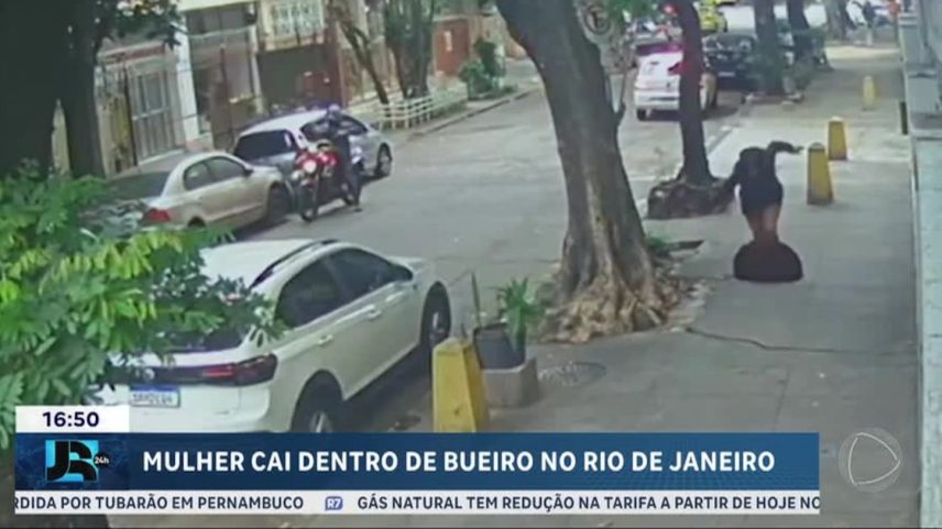 Mulher cai dentro de bueiro no Rio de Janeiro