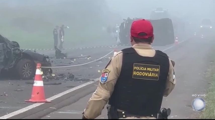 Três pessoas morrem e duas ficam presas em ferragens em acidente grave entre van e carro no PR