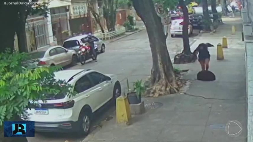 Mulher é engolida por bueiro no RJ