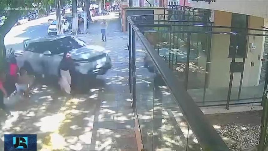 Carro desgovernado invade calçada em Belém e quase atropela pedestres