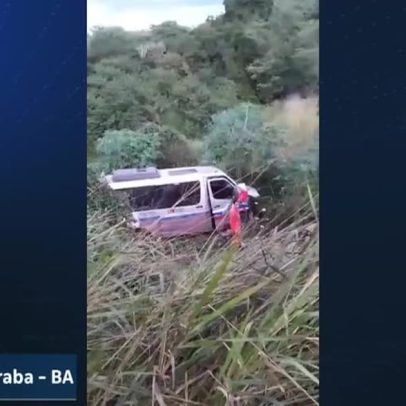 Veículo que transportava pacientes cai em barranco após colisão em Itaberaba