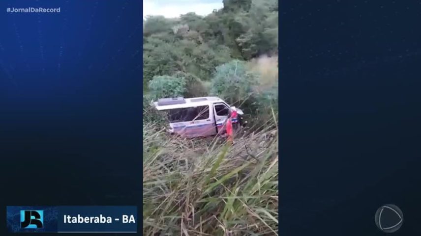 Veículo que transportava pacientes cai em barranco após bater em caminhonete em Itaberaba (BA)