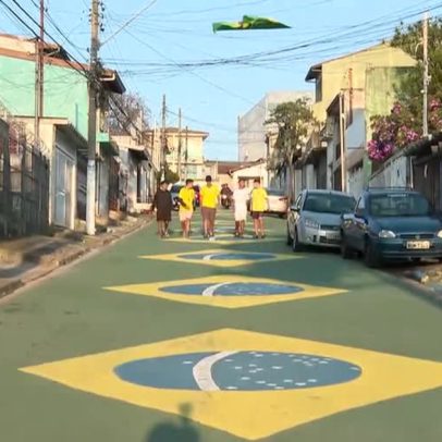 Moradores de Osasco mantêm tradição de pintar rua para a Copa do Mundo