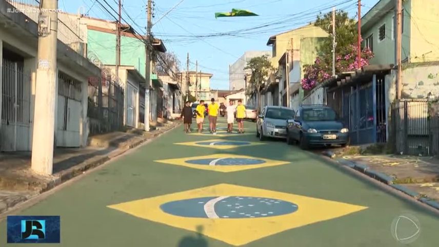 Moradores de Osasco, na Grande São Paulo, mantêm tradição de pintar rua para a Copa do Mundo