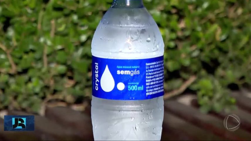 Anvisa suspende lote de água Crystal por risco de contaminação