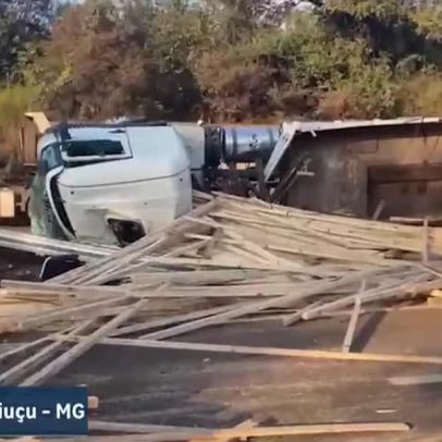 Acidente entre carretas e carro mata caminhoneiro na Fernão Dias, MG