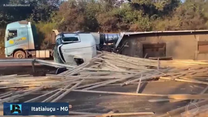 MG: acidente entre carretas e carro mata caminhoneiro na rodovia Fernão Dias, em Belo Horizonte