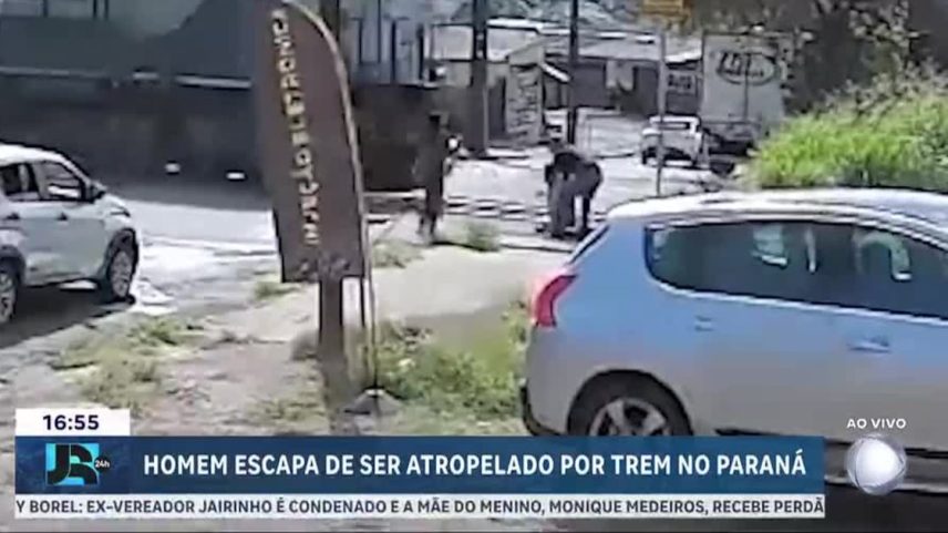 Homem escapa de ser atropelado segundos antes de trem cruzar a rua no Paraná