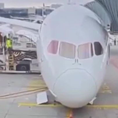 Avião sofre colapso no trem de pouso e assusta funcionários no aeroporto alemão