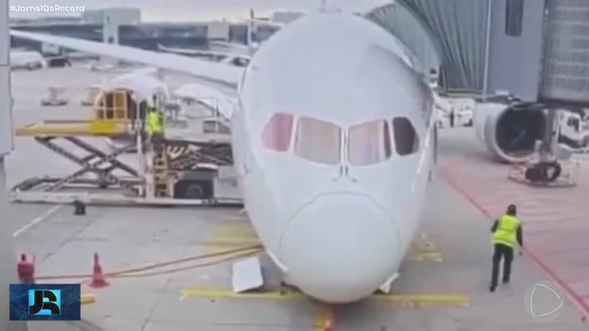 Avião sofre colapso no trem de pouso e assusta funcionários no aeroporto alemão