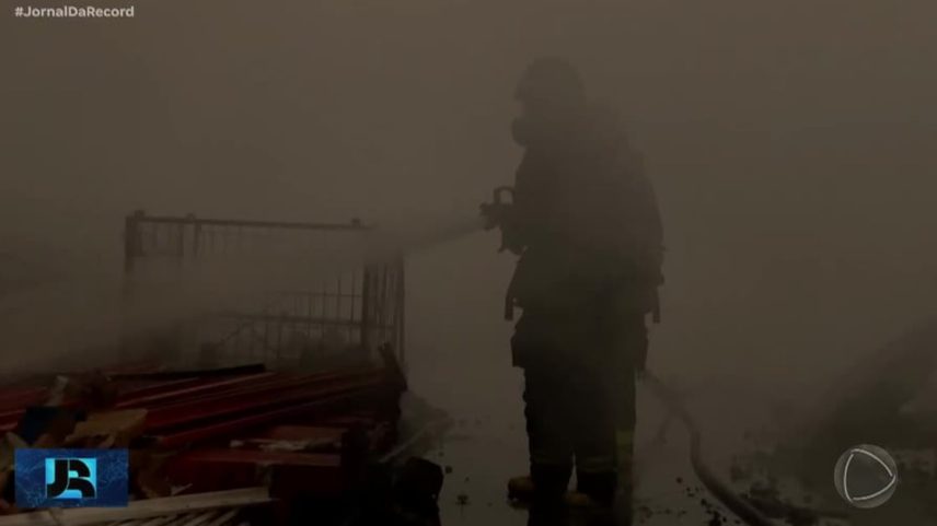 Incêndio destrói galpão industrial e mobiliza bombeiros em Guarulhos (SP)