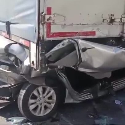 Carro é prensado por carreta; mãe e filho ficam feridos em Contagem, MG