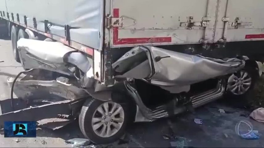 MG: carro é prensado contra carreta em acidente e deixa mãe e filho feridos em Contagem
