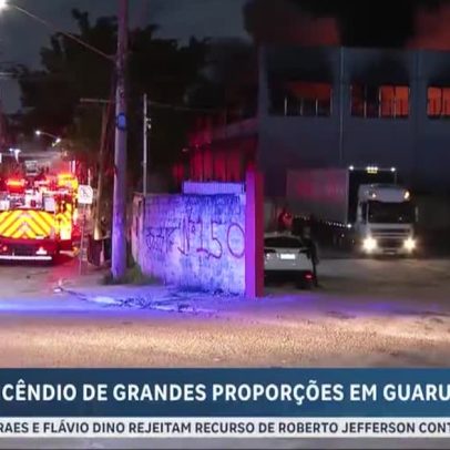 Grande incêndio atinge galpão em Guarulhos, Grande SP