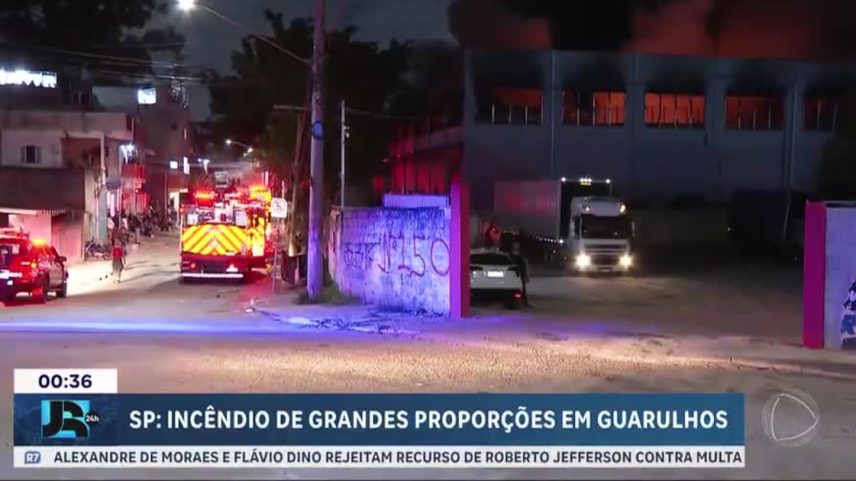 Incêndio de grandes proporções atinge galpão em Guarulhos, na Grande São Paulo