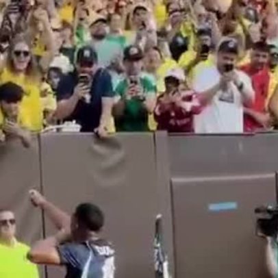 Fotógrafo tenta ângulo de Endrick, tropeça e cai durante a sessão