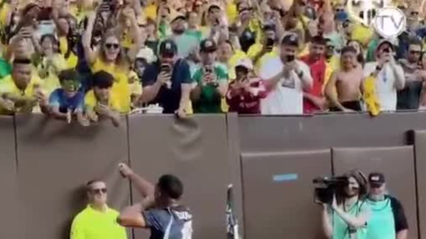 Fotógrafo tenta ângulo de Endrick, tropeça e cai durante a sessão