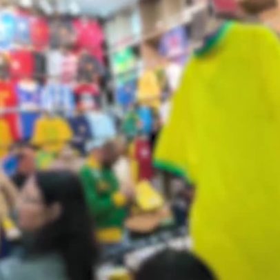 Camisas falsificadas do Brasil seguem à venda no centro de SP após fiscalização