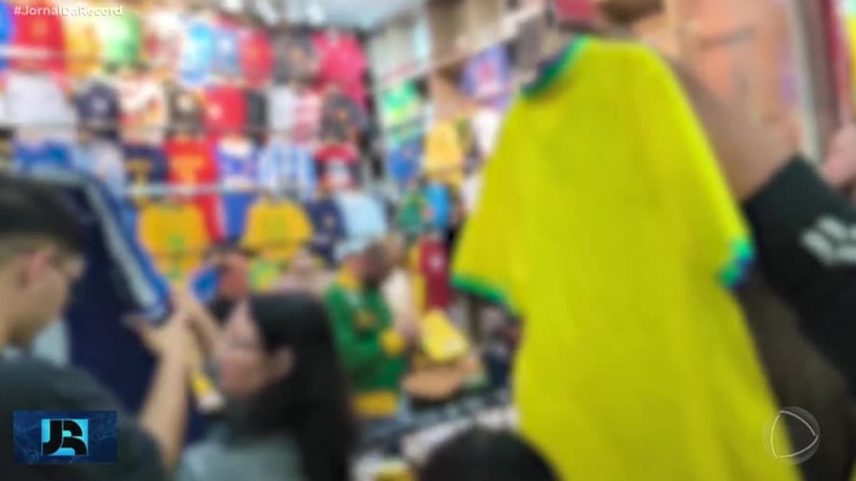 Camisas falsificadas do Brasil seguem à venda no centro de SP mesmo após fiscalização da RFB