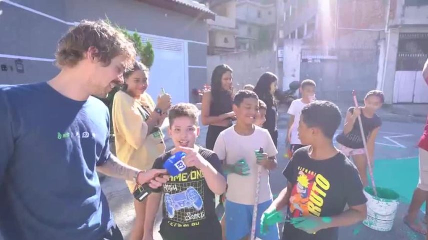 Esse é o espírito! Projeto comunitário arrecada tintas para pintar a rua de Copa do Mundo em SP