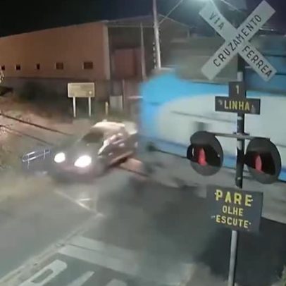 Motorista avança sinal vermelho e é atingido por trem em Itirapina