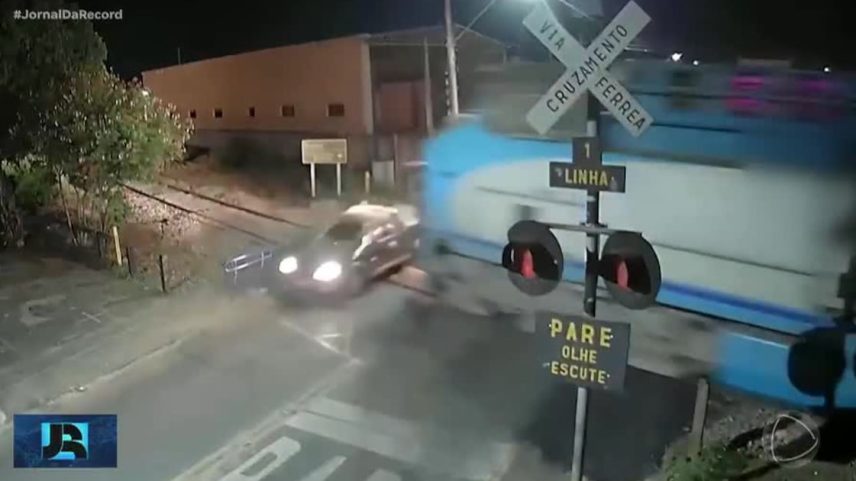 Motorista avança sinal vermelho e é atingido por trem em Itirapina, no interior de SP