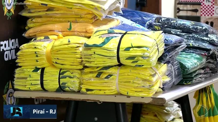 RJ: polícia apreende mais de duas mil camisas falsificadas da seleção brasileira dentro de ônibus