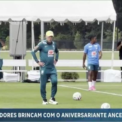 Aniversariante Carlo Ancelotti recebe trote dos jogadores da seleção