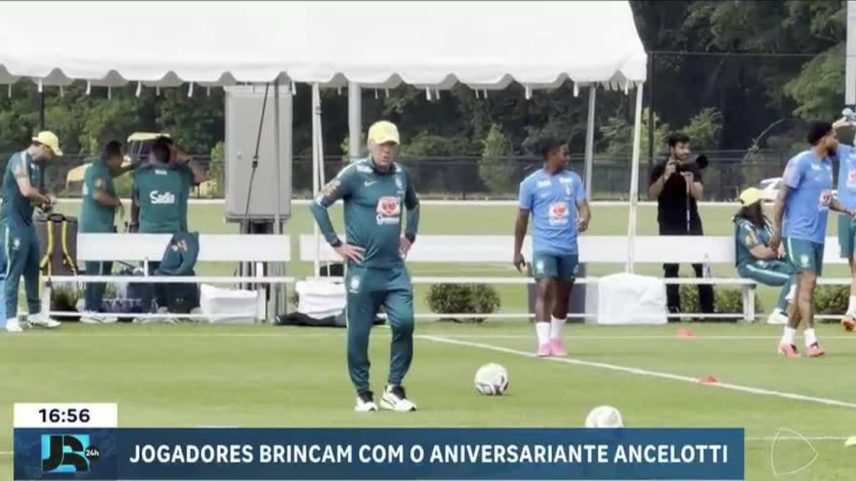 Aniversariante Carlo Ancelotti recebe trote dos jogadores da seleção