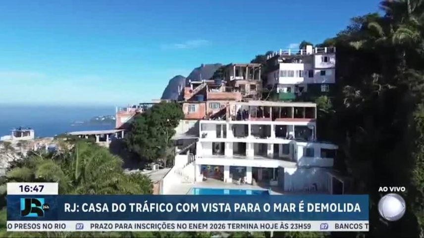 Prefeitura do Rio derruba casarão de luxo usado como esconderijo de traficantes