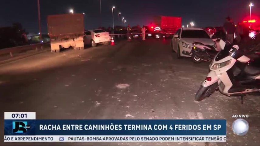Racha entre caminhões termina com quatro feridos em São Paulo