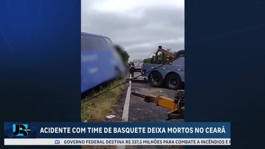 Ônibus com time de basquete capota em estrada no interior do Ceará e deixa mortos e feridos