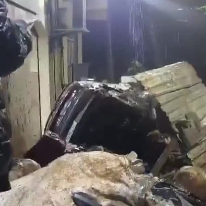 Muro desaba na Rocinha após temporal e atinge veículos na Zona Sul