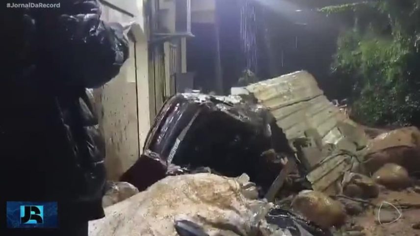 Muro desaba na Rocinha após temporal e atinge veículos na zona sul do RJ