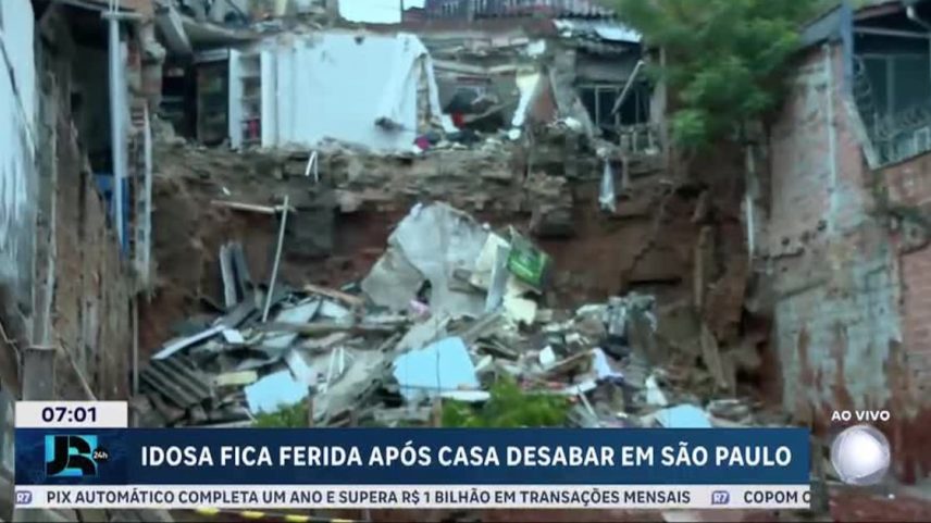 Desabamento de casa em São Paulo deixa idosa ferida