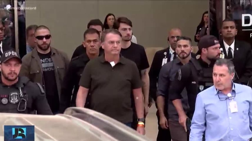 Moraes dá 24 horas para defesa de Bolsonaro explicar origem da arma apreendida