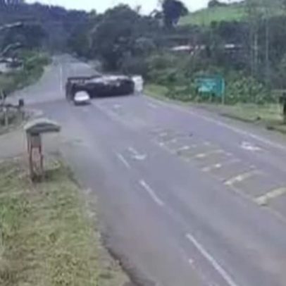 Motorista morre em tombamento de carreta que quase atingiu carro no Oeste de SC