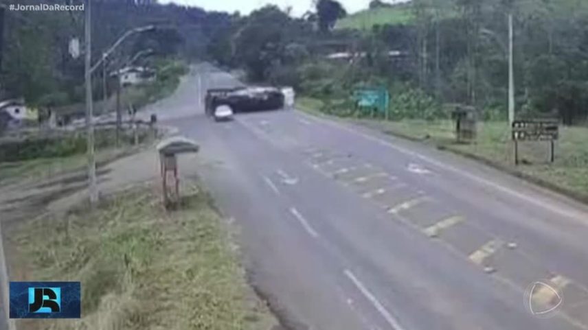 Motorista morre após tombamento de carreta e quase atinge carro de passeio no oeste de SC